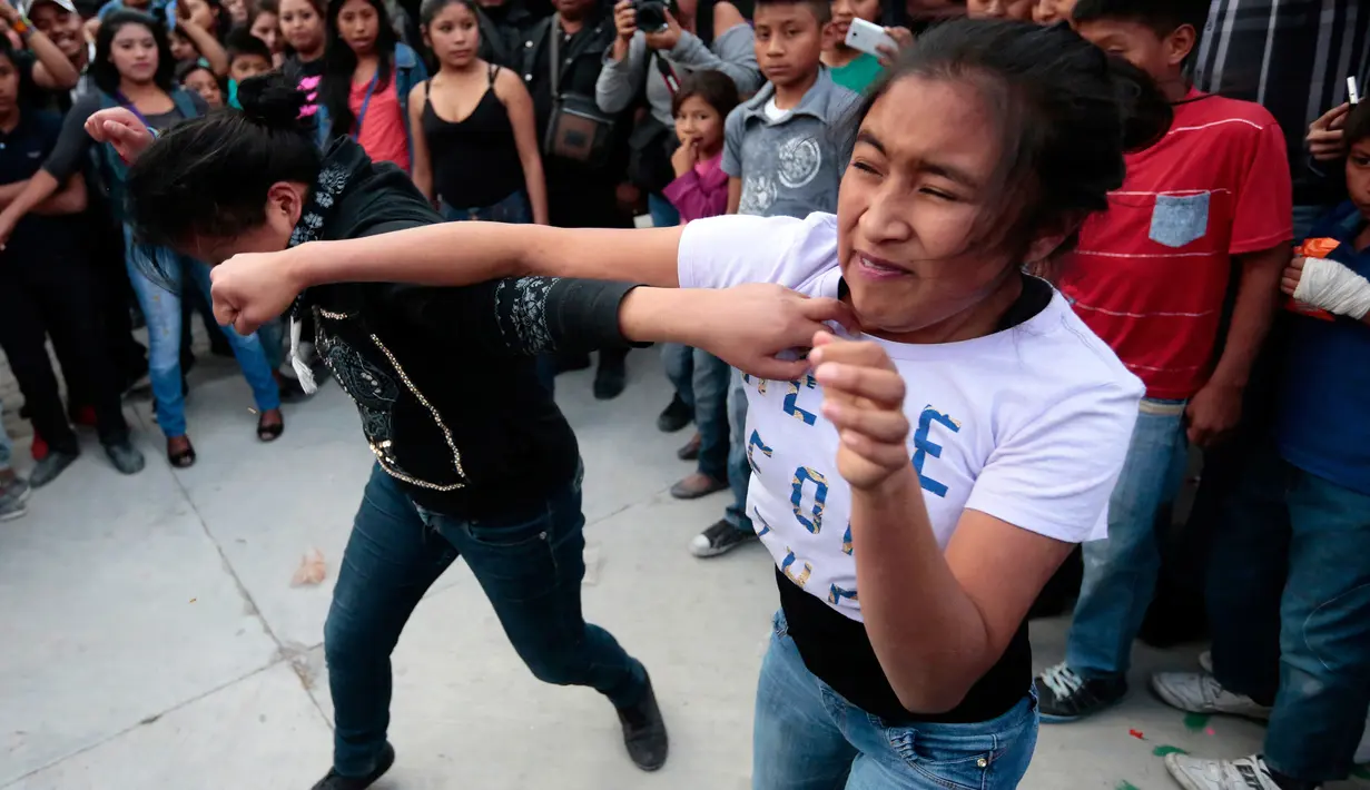 Anak perempuan juga mengikuti adu pukul dalam Tradisi Xochimilcas di Zitlala, Guerrero, Meksiko (18/2). Menurut kepercayaan warga pribumi (Suku Aztec) tradisi ini sebagai simbol perlindungan terhadap kaum lemah & perempuan. (AFP PHOTO/Pedro Pardo)