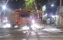 Detik-detik Mencekam Truk Tertabrak Kereta di Perlintasan Kebon Jeruk