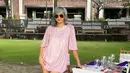 <p>Mini dress bernuansa pink tampak begitu menggemaskan dan bisa dijadikan inspirasi outfit berlibur musim panas. [Foto: Instagram/ Kimmy Jayanti].</p>