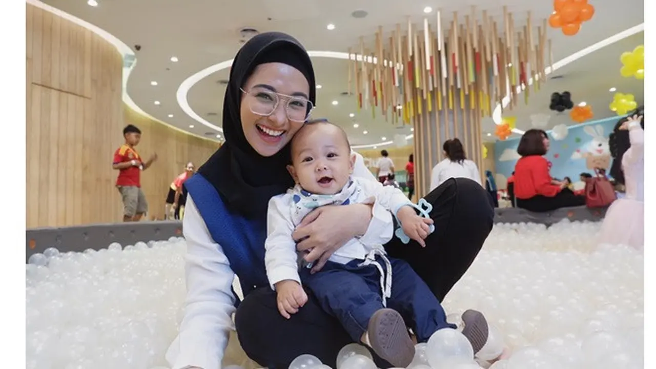 Turun 25 Kg Usai Melahirkan, Ini 6 Potret Terbaru Poppy Bunga