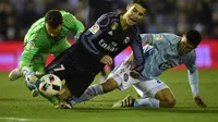 Pemain Real Madrid, Cristiano Ronaldo (tengah) berjibaku kontra kiper Celta Vigo, Sergio Alvarez (kiri) dan bek Facundo Roncaglia, pada Leg 2 Babak Perempatfinal Copa del Rey 2016-2017, di Stadion Balaidos, Kamis (26/1/2017) dini hari WIB.  (AFP/Miguel Ri