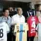 Makan Konate, Rahmad Darmawan, dan Abdoulaye Youssouf Maiga berfoto bersama dengan manajemen T-Team. (Berita Harian)