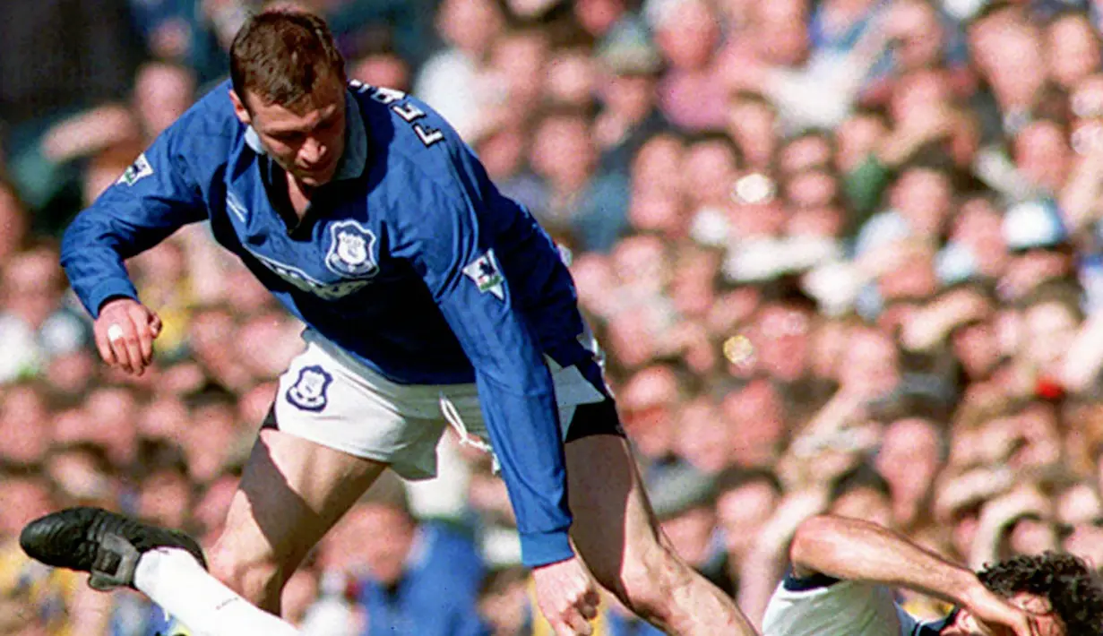 5. Duncan Ferguson - Duncan Ferguson merupakan seorang striker yang pernah bermain di Liga Inggris namun permainanya sangat kasar. Duncan Ferguson pernah mendekam di penjara selam tiga bulan akibat menanduk John McStay ketika bermain untuk Rangers. (AP Photo/Dave Kendall/PA)