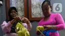 Warga Bali membantu membuatkan kulit ketupat bagi umat Islam yang akan merayakan Lebaran Idul Fitri di kawasan Perumahan Pondok Kampial Permai, Nusa Dua, Bali, Jumat (21/04/2023).  Momen Idul Fitri dimanfaatkan warga untuk saling tolong menolong sebagai semangat toleransi beragama.
(merdeka.com/Arie Basuki)