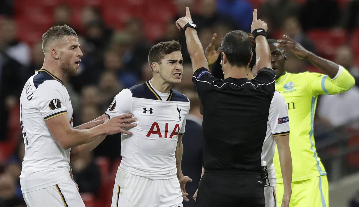 Bek Tottenham, Harry Winks, protes kepada wasit usai diberikan kartu kuning. Pertandingan yang berlangsung keras ini membuat wasit mengeluarkan 10 kartu kuning dan satu kartu merah untuk Dele Alli. (AP/Matt Dunham)