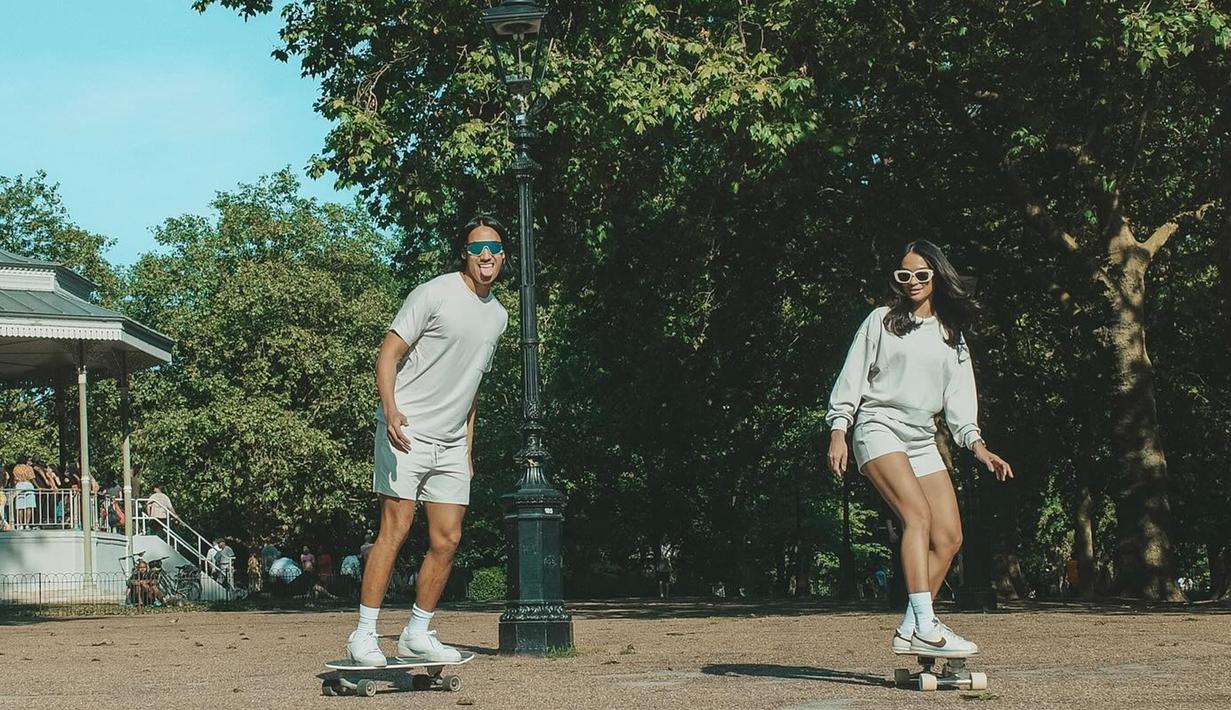 Sebagai seorang selebriti, Hana Malasan memang menyukai banyak hobi dan olahraga. Ketika dirinya mengunggah potret kebersamaannya dengan Sean waktu main skateboard, banyak netizen yang menyebutnya serba bisa. Karena cukup sulit untuk menjaga keseimbangan naik skateboard bagi seorang pemula. (Liputan6.com/IG/@hanamalasan)