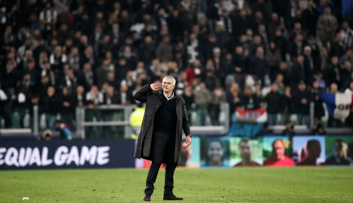 Pelatih Manchester United, Jose Mourinho, bersikap arogan usai mengalahkan Juventus usai laga Liga Champions di Stadion Allianz, Turin, Rabu (7/11), Juventus kalah 1-2 atas MU. (AFP/Isabella Bonotto)