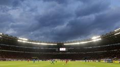 Awan mendung nan gelap meghiasi pertandingan Timnas Indonesia melawan Thailand pada laga Piala AFF 2022 di Stadion Utama Gelora Bung Karno (SUGBK), Jakarta, Kamis (29/12/2022). (Bola.com/M Iqbal Ichsan)