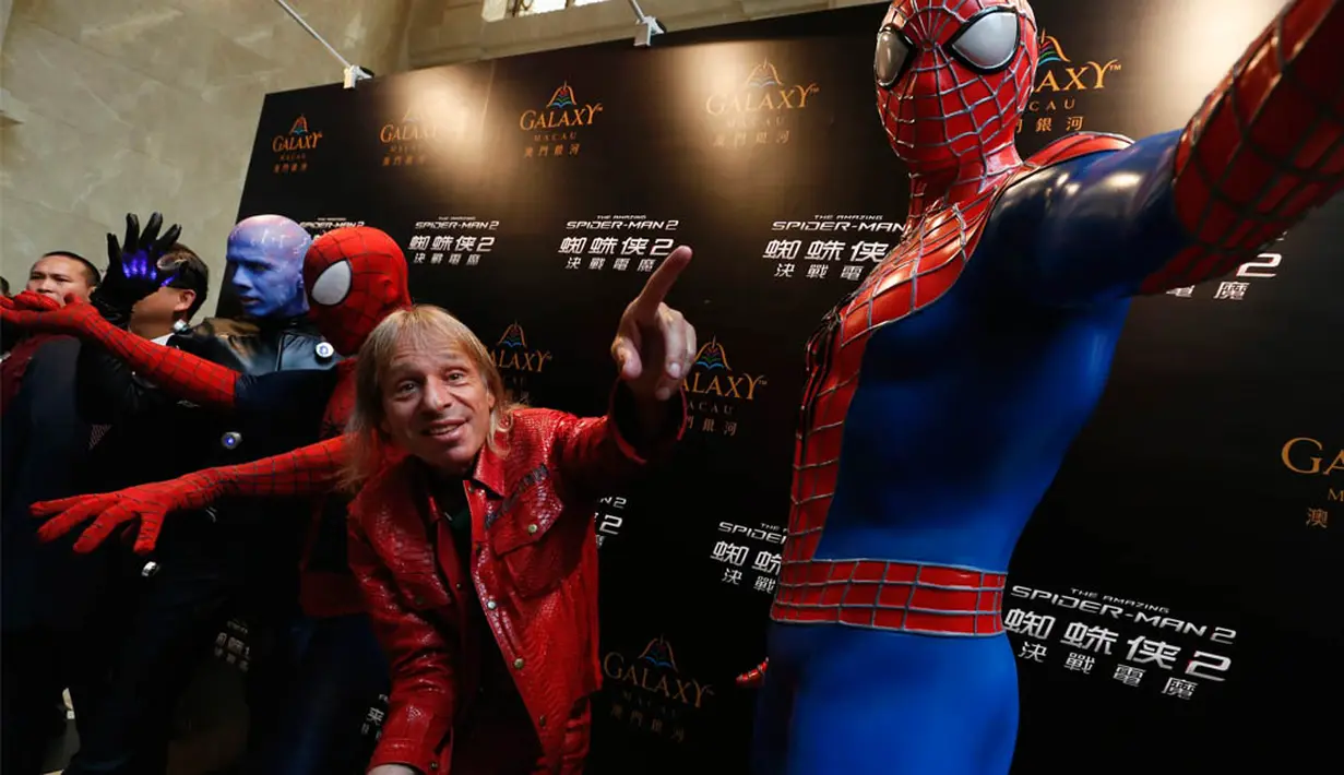Alain Robert bergaya di samping patung Spiderman saat promosi film The Amazing Spider-Man 2 di Macau, China, Rabu (23/4/2014) (Reuters/Bobby Yip).