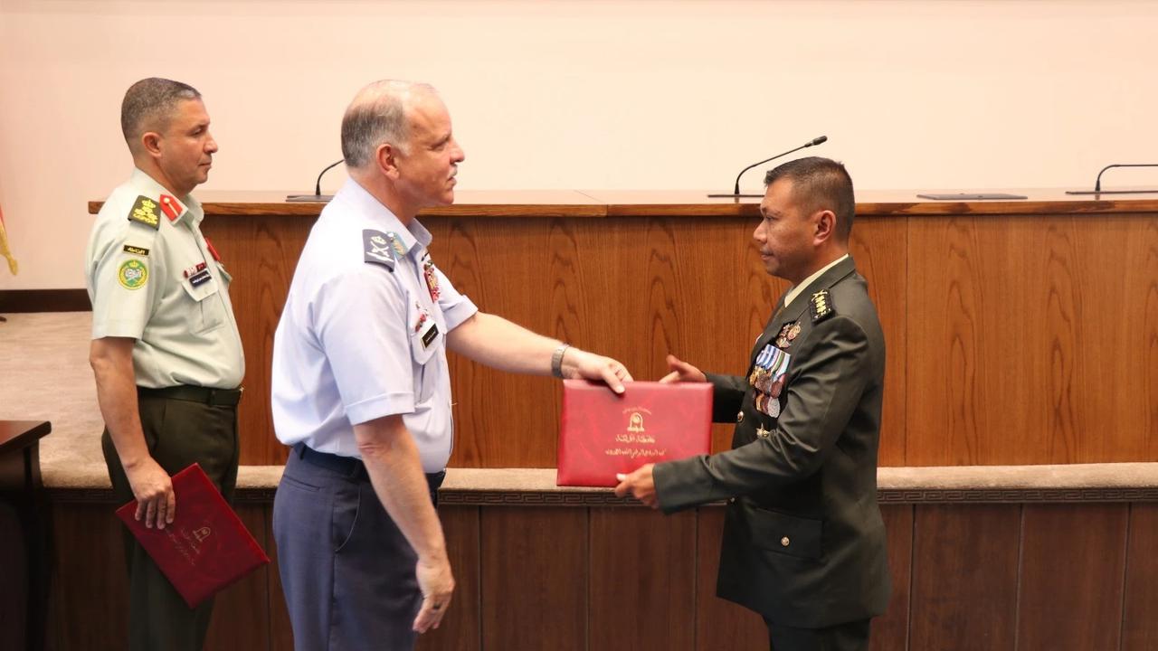 FOTO: Kolonel TNI AD Pertama Lulus Pendidikan Pertahanan Nasional Yordania