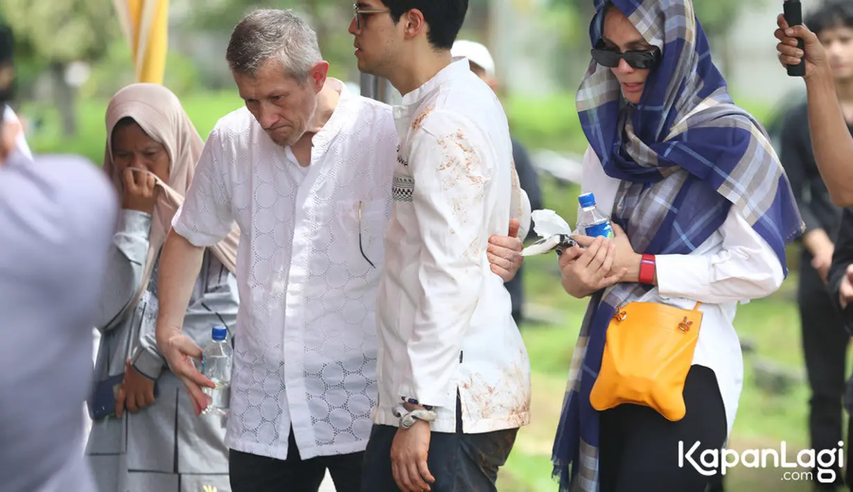 "Seperti yang maxime dan bapak bilang, Tante Siti luar biasa baik sekali gak pernah ngeluh, even kemarin saya beberapa kali di rs tanya, 'tante sakit?', 'nggak' jadi memang Maxime juga anak yang sangat sayang sama mamanya jadi belum bisa ngomong harap dimaklumi," kata Luna Maya menambahkan. [KapanLagi.com/Budy Santoso]