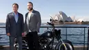 Arnold Schwarzenegger berpose dengan aktor Jai Courtney saat mempromosikan film terbarunya, `Terminator Genisys` di depan Sydney Opera House di Australia, (4/6/2015). Terminator Genisys direncanakan akan tayang pada 1 Juli 2015. (REUTERS/David Gray)