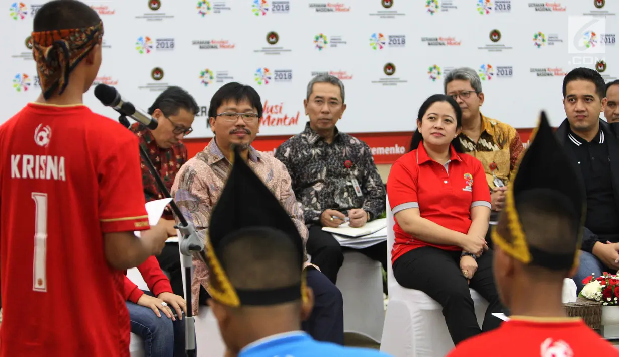 Pemain timnas anak jalanan Garuda Baru berbicara di hadapan Menko PMK Puan Maharani di Jakarta, Selasa (8/5). Piala Dunia Anak Jalanan (Street Child World Cup/SCWC) 2018 akan berlangsung di Rusia. (Liputan6.com/Angga Yuniar)