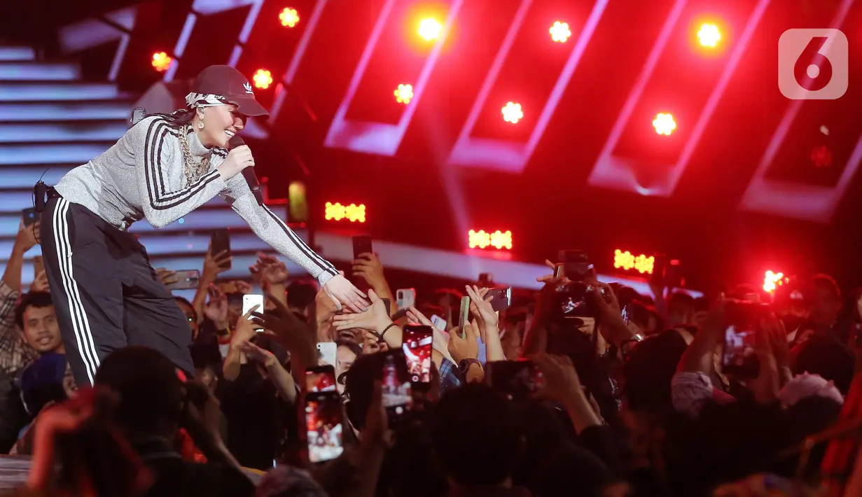 Aksi Agnez Mo menjadi artis pembuka di atas panggung Konser Raya 28 Tahun INDOSIAR LUA28IASA di Studio 6 Emtek City, Jakarta, Rabu (10/1/2023). Agnez Mokembali tampil memukau membawakan lagu-lagu lawasnya di awal karir menjadi penyanyi dan artis multi talenta. (Fimela.com/Bambang E. Ros)