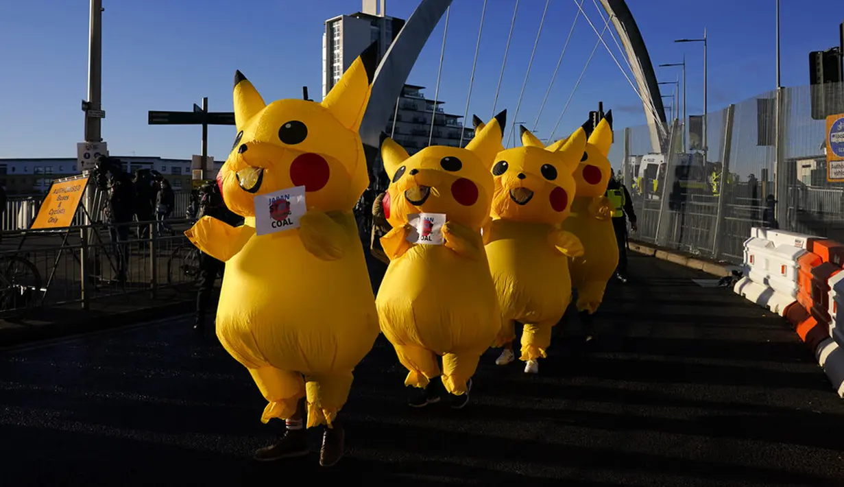 Aktivis berpakaian Pokemon Pikachu saat memprotes dukungan Jepang terhadap industri batu bara dekat KTT Iklim PBB COP26 di Glasgow, Skotlandia, 4 November 2021. KTT ini mengumpulkan para pemimpin dunia untuk menjabarkan visi mereka dalam mengatasi pemanasan global. (AP Photo/Alberto Pezzali)