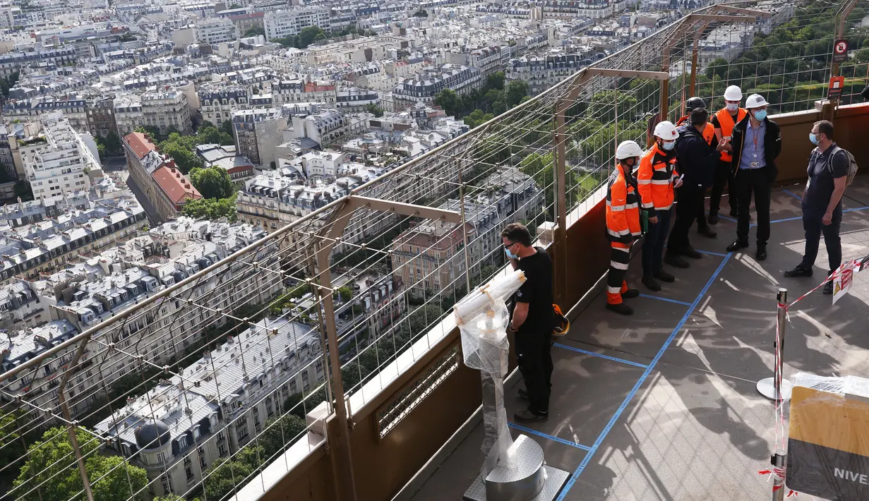 Para pekerja yang mengenakan masker terlihat di Menara Eiffel, Paris, Prancis, Kamis (18/6/2020). Menara Eiffel akan dibuka kembali pada 25 Juni mendatang. (Xinhua/Gao Jing)
