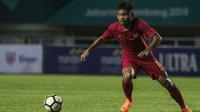 Gelandang Timnas Indonesia, Saddil Ramdani, mengontrol bola saat melawan Thailand pada laga PSSI 88th U-19 di Stadion Pakansari, Jawa Barat, Minggu (23/9/2018). Kedua negara bermain imbang 2-2. (Bola.com/Vitalis Yogi Trisna)