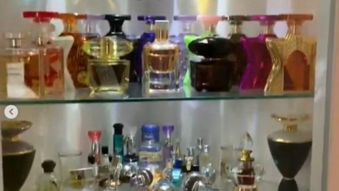 Inul Daratista memperlihatkan koleksi parfumnya yang ditata rapi dalam lemari kaca (Dok.Instagram/@inul.d/https://www.instagram.com/p/BzwtRiElv5b/Komarudin)