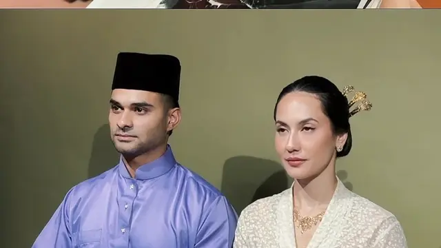 Pevita Pearce saat Wedding Anniversary Bareng Suami phootshoot dengan kamera vintage. [@pevpearce]