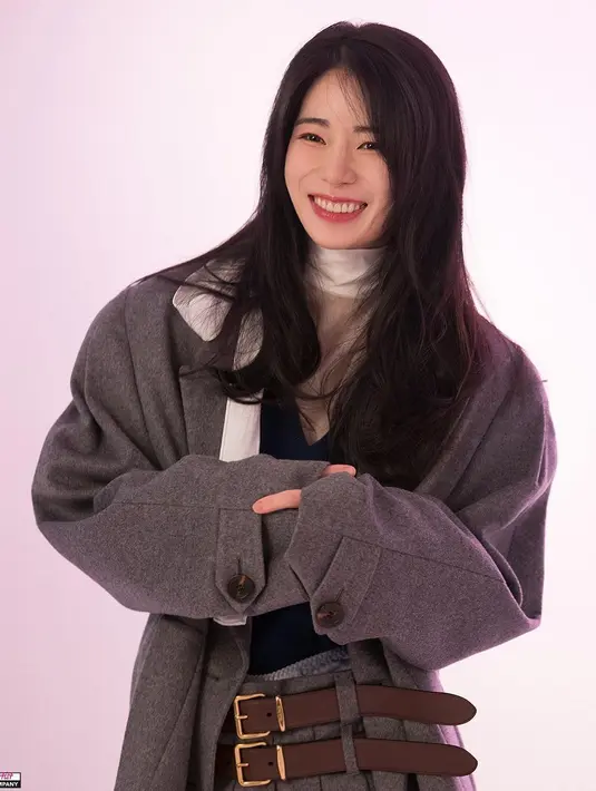 Menariknya lagi, Lim Ji Yeon diketahui pernah satu kelas dengan public figure yang tak kalah terkenal. Lim Ji Yeon diketahui pernah sekelas dengan Suho EXO saat mereka masih berkuliah jurusan Film dan Teater di Universitas Seni Nasional Korea. Foto: Instagram.