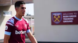 Nayef Aguerd. Bek tengah Maroko berusia 26 tahun ini baru saja didatangkan West Ham United dari Stade Rennais di awal musim 2022/2023 dengan nilai transfer 35 juta euro. Namun ia harus rela melewatkan beberapa laga pemubuka di Liga Inggris akibat mengalami cedera saat memperkuat The Hammers di laga pramusim menghadapi Glasgow Rangers. (whufc.com)