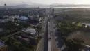 Barisan pegunungan terlihat di belakang Commonwealth Avenue yang hampir kosong saat pemerintah menerapkan lockdown ketat untuk mencegah penyebaran COVID-19 pada Jumat Agung di Quezon, Filipina, Jumat (2/4/2021). Lockdown dilakukan di Manila dan beberapa daerah lainnya. (AP Photo/Aaron Favila)