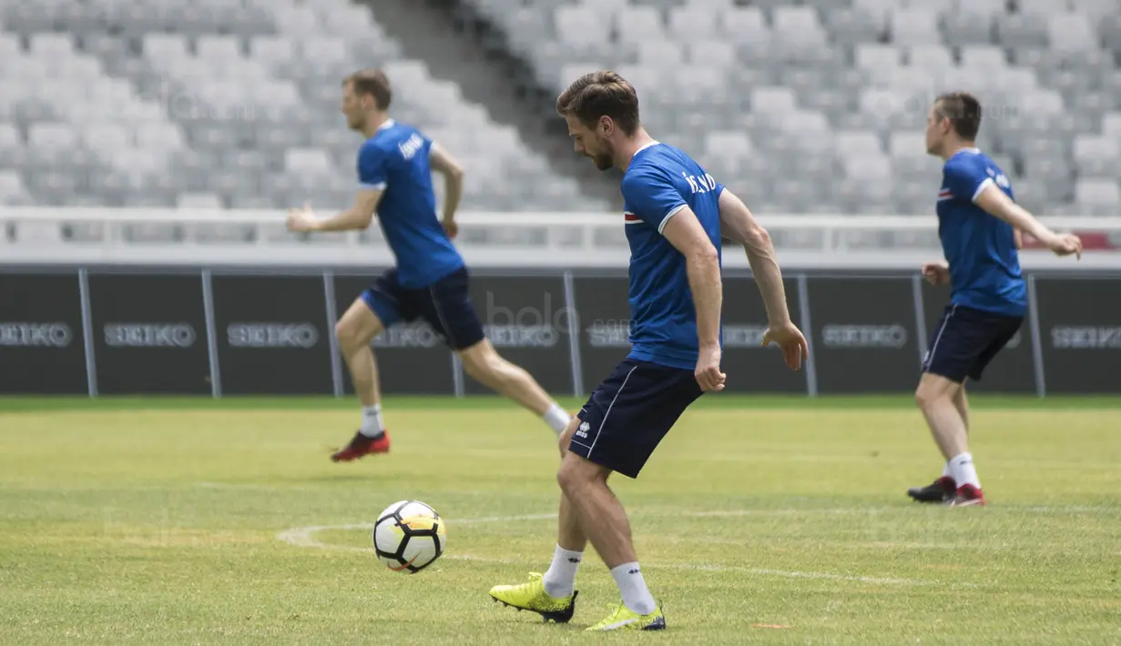 Para pemain Islandia mengontrol bola saat latihan di SUGBK, Jakarta, Sabtu (13/1/2018). Islandia menggelar latihan resmi jelang laga persahabatan melawan Indonesia. (Bola.com/Vitalis Yogi Trisna)