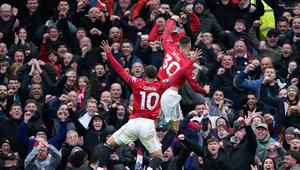 Pemain Manchester United, Benjamin Sesko dan Matheus Cunha, melakukan selebrasi setelah mencetak gol ke gawang Aston Villa di pekan ke-30 Liga Inggris 2025/2026 di Old Trafford, Minggu (15/03/2026) malam WIB. (AP Photo/Dave Thompson)