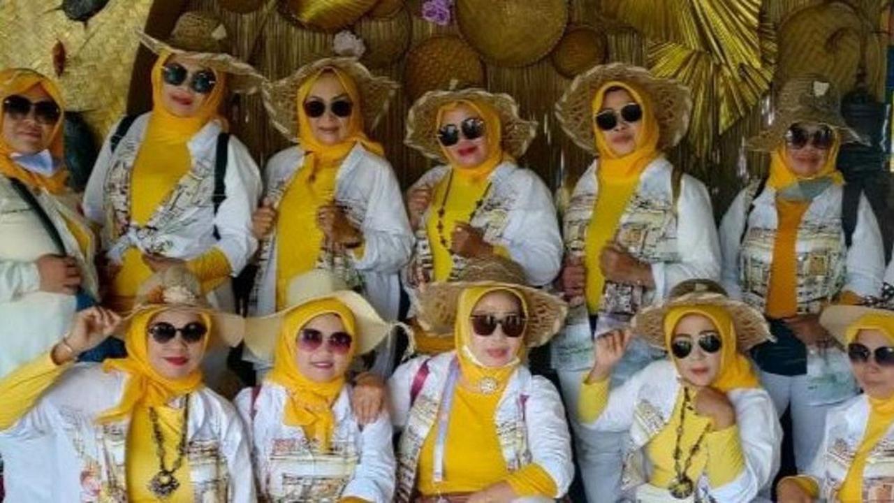 Selalu Tampil Kompak dengan Warna Mentereng, Outfit Kelompok Ibu-Ibu Ini Curi Perhatian