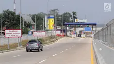 Kendaraan memasuki gerbang tol Kukusan ruas jalan tol Cinere-Jagorawi (Cijago) seksi 2, Depok, Jawa Barat, Sabtu (28/9/2019). Gerbang tol Cijago seksi 2 (Jl Raya Bogor-Kukusan) sepanjang 5,5 km dapat dilalui secara fungsional mulai Sabtu (28/9) pukul 00.00 WIB. (Liputan6.com/Helmi Fithriansyah)