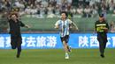 Seorang penyusup lapangan berlari menghindari kejaran petugas pada laga persahabatan antara Argentina melawan Australia di Workers' Stadium, Beijing, Kamis (15/06/2023). (AP Photo/Mark Schiefelbein)