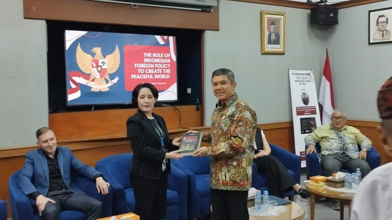 Yuddy Chrisnandi saat diskusi tentang perdamaian dunia di tengah ancaman perang global sekaligus bedah buku 'Garuda & Trisula Hubungan Indonesia-Ukraina (1946-2022)', di Aula Pikiran Rakyat.