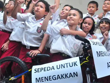 Daffa Farros Oktoviarto mendapat penghargaan dan sepeda gunung dari Wali Kota Semarang Hendrar Prihadi, di SD Kalibanteng 01, Semarang, (20/4).Daffa menjadi perbincangan karena aksi heroiknya menghadang pengendara yang melintas di trotoar. (Foto: Gholib)