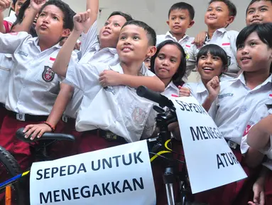 Daffa Farros Oktoviarto mendapat penghargaan dan sepeda gunung dari Wali Kota Semarang Hendrar Prihadi, di SD Kalibanteng 01, Semarang, (20/4).Daffa menjadi perbincangan karena aksi heroiknya menghadang pengendara yang melintas di trotoar. (Foto: Gholib)