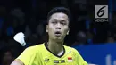 Tunggal putra Indonesia, Anthony Sinisuka Ginting mengembalikan kok ke pebulu tangkis Jepang, Kento Momota pada 16 besar Indonesia Open 2018, Istora GBK, Jakarta, Kamis (5/7). Anthony Sinisuka Ginting kalah 14-21, 15-21. (Liputan6.com/Helmi Fithriansyah)