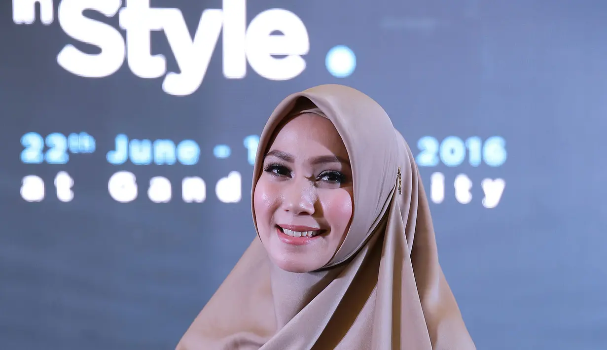 Kabar itu berhembus saat suaminya, dijebloskan ke penjara lantaran kasus penipuan berkedok pengobatan dan pencurian perhiasan. Akibatnya, ia mendekam dipenjara hingga akhirnya bebas pada akhir 2014 silam. (Galih W. Satria/Bintang.com)