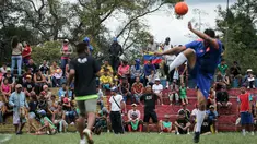 Para migran Venezuela bermain sepak bola di kamp sementara di Bogota, Kolombia (21/11). Pejabat kota menyelenggarakan turnamen sepak bola bagi migran yang tinggal di kamp yang dibangun badan kesejahteraan sosial kota tersebut. (AP Photo/Ivan Valencia)