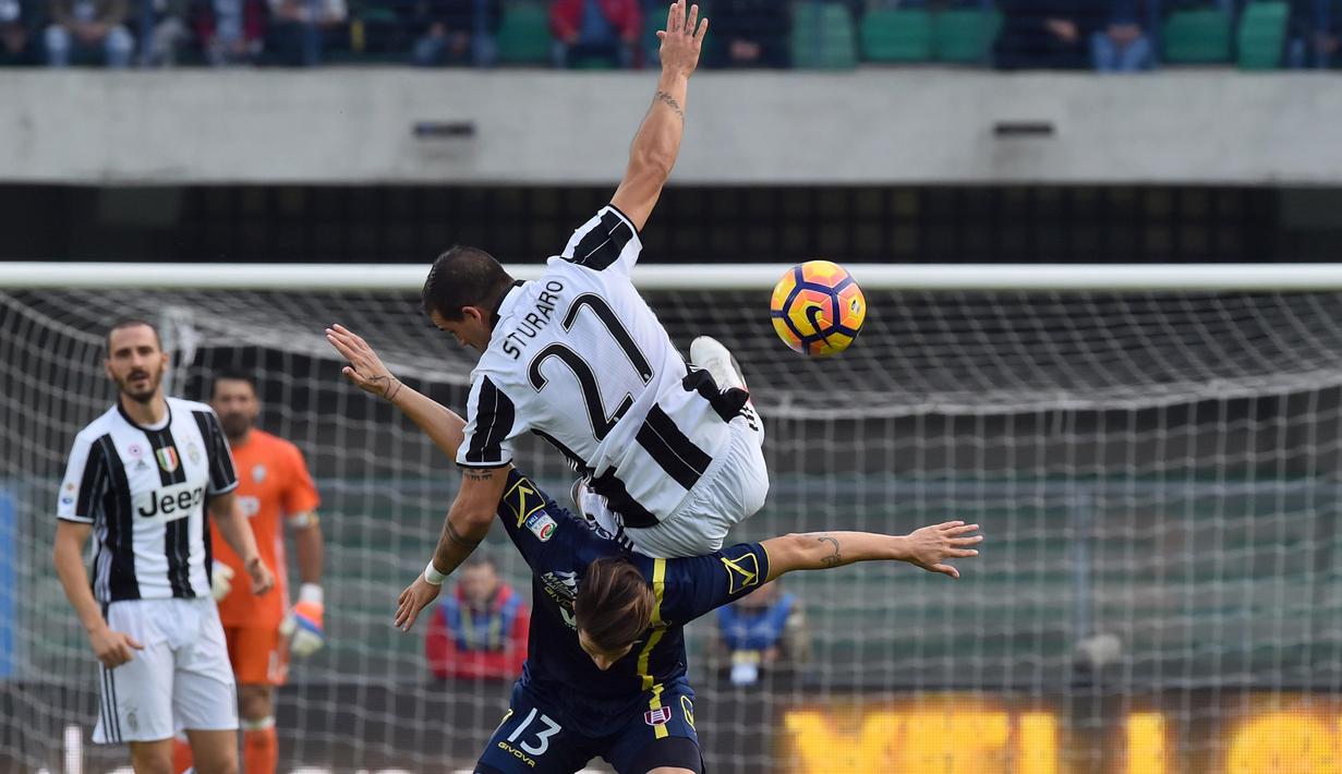 Pemain Chievo Verona, Mariano Izco (bawah) berduel dengan pemain Juventus, Stefano Sturaro (atas) pada laga Serie A di Bentegodi Stadium, (6/11/2016). (AFP/Giuseppe Caace)