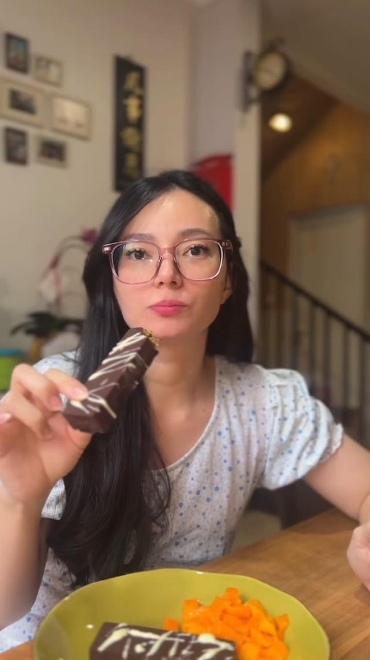 7 Potret Asmirandah Buat Cokelat Dubai Sendiri, Penasaran Meski Sudah Nyobain yang Asli - Hasilnya Menggiurkan