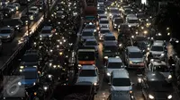 Kepadatan kendaraan saat sore menjelang malam di Jalan Jenderal Gatot Subroto, Jakarta, Jumat (3/3). Produsen GPS, TomTom merilis daftar kota dengan kemacetan terparah di dunia dan Jakarta menempati posisi ketiga. (Liputan6.com/Yoppy Renato)