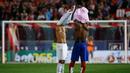 Pemain Atletico Madrid Jackson (kanan) bertukar jersey dengan pemain Real Madrid Casemiro usai laga Liga Spanyol di Vicente Calderon stadium, Minggu(05/10/2015).  (REUTERS/Andrea Comas)
