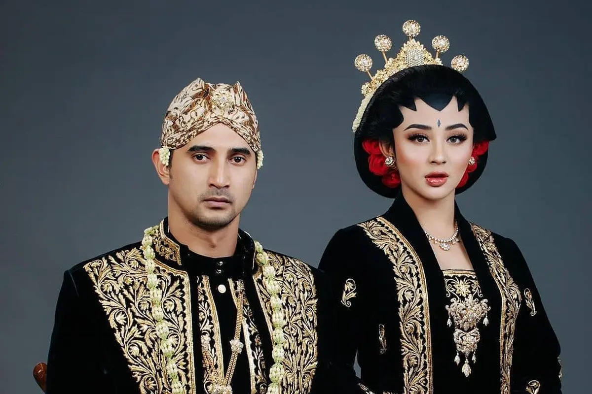 7 Potret Ali Syakieb dan Margin Wieheerm dalam Busana Adat Jawa
