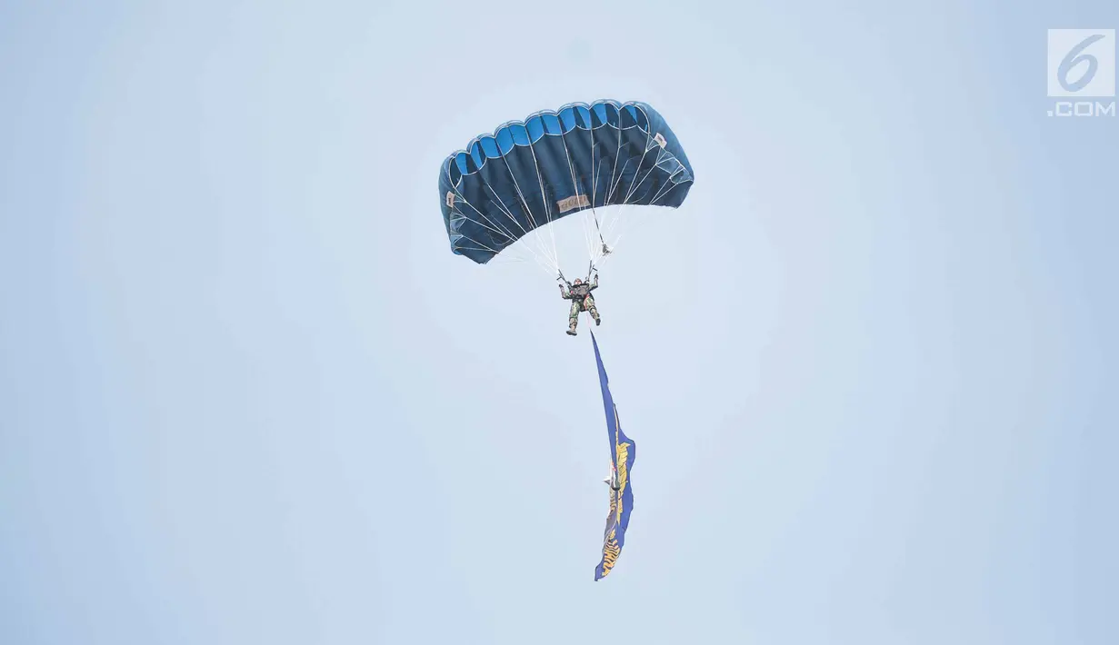 Atraksi terjun payung usai upacara peresmian Komando Operasi Khusus (Koopssus) TNI di Lapangan Markas Koopssus TNI, Mabes TNI, Jakarta, Selasa (30/7/2019). Koopssus TNI bertugas memberi dukungan dalam operasi khusus yang membutuhkan kecepatan dan keberhasilan tinggi. (Liputan6.com/Faizal Fanani)