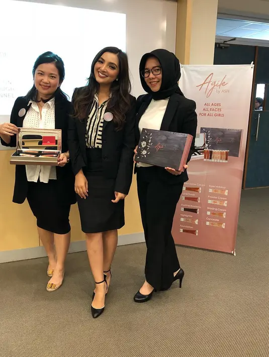 “thanks buat keluargaku, suami, anak2, myteam, genk ijo,semua dosen2 selama perkuliahan atas bimbingan nya, dosen penguji dan pembimbing. dan semua teman2 seperjuangan aku. dan tentu nya buat binus internasional,” tambahnya. (Instagram/ashanty_ash)