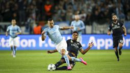 Pemain Real Madrid, Casemiro menekel pemain Malmo FF, Nikola Djurdjic pada laga Liga Champions di Stadion Malmo New, Swedia, Kamis (1/10/2015). (Reuters/Andreas Hillergren)
