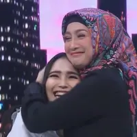 Desy Ratnasari dan Ayu Ting Ting (YouTube/TRANS TV Official)
