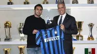 Eder (kiri) resmi berseragam Inter Milan setelah menyelesaikan proses transfernya dari Sampdoria, Jumat (29/1/2016). (Inter Milan)