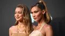 Duo bersaudari Gigi Hadid dan Bella Hadid memeriahkan acara MTV Video Music Awards 2019 di Prudential Center, Newark, New Jersey, Senin (26/8/2019). Gigi tampil anggun dengan menggerai rambutnya, sedangakan Bella memilih berdandan dengan rambut ponytail. (Johannes EISELE / AFP)