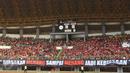 Suporter membentangkan spanduk saat menyaksikan laga Persija melawan Mitra Kukar pada lanjutan Liga 1 Indonesia di Stadion Patriot Candrabhaga, Bekasi, Minggu (14/5). Laga kedua tim berakhir imbang 1-1. (Liputan6.com/Helmi Fithriansyah)