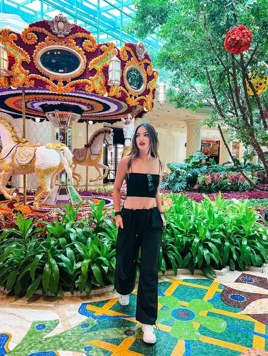 "So many blessings to be thankful for❤️,"  tulis Nia Ramadhani sebagai keterangan fotonya. Banyak yang memuji paras cantik Nia yang telah memiliki tiga orang anak.  [Instagram/ramadhaniabakrie]